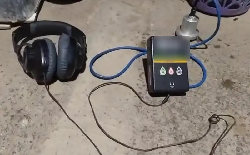 Geofone com fone de ouvido e sensor acústico sobre piso de concreto